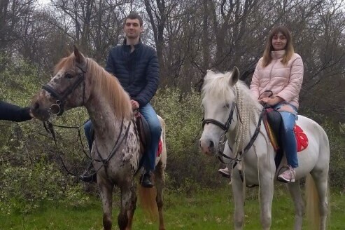 Конная прогулка для двоих в Пензе. Подарочные сертификаты Ultra Подарки. Купить оригинальный подарок или подарочный сертификат на Конная прогулка для двоих в Пензе. Сервис UltraPodarki.ru 8-800-505-9530. Катание на лошадях, Прогулка на лошади, Прогулка на лошадях для двоих, Конная прогулка для двоих, конный клуб, Конный клуб Гиппа, конная прогулка, конная прогулка в Пензе