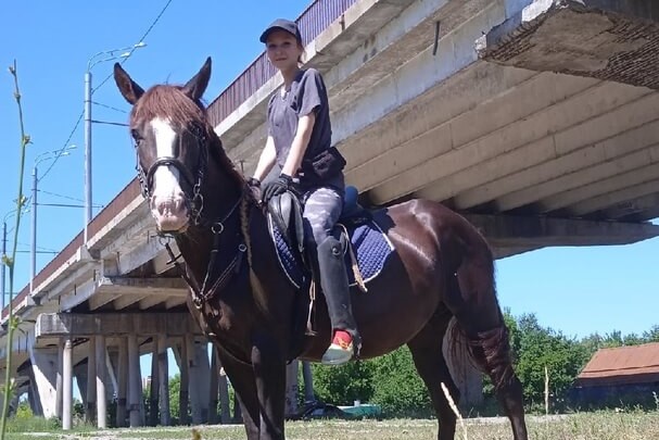 обучение девушки езде верхом на лошади