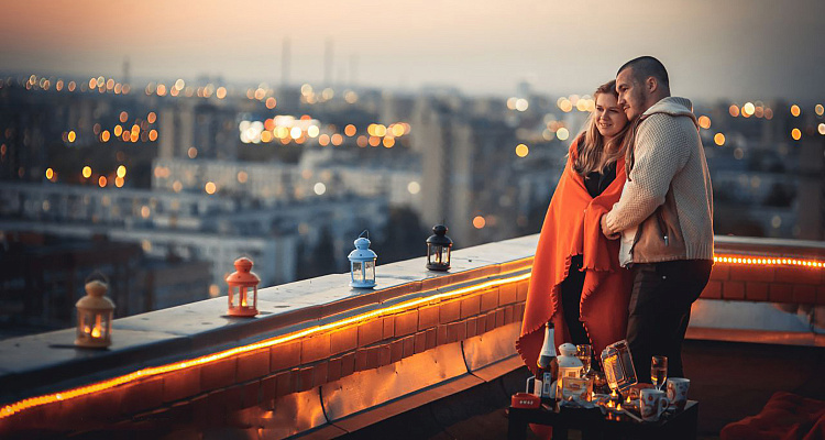 Романтическое свидание на крыше в Пензе. Ultra Подарки. Купить романтическое свидание на крыше в Пензе. Подарите самым близким незабываемые моменты и почувствуйте друг друга ещё ближе. Сервис UltraPodarki.ru 8 800 505 95 30. Романтическое свидание на крышев Пензе, свидание на крышев Пензе, свидание, сертификат на свидание на крыше, сертификат на свидание в Пензе, купить свидание на крыше, купить свидание Пенза