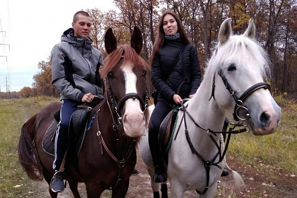 Конная прогулка для двоих в Пензе. Подарочные сертификаты Ultra Подарки. Купить оригинальный подарок или подарочный сертификат на Конная прогулка для двоих в Пензе. Сервис UltraPodarki.ru 8-800-505-9530. Катание на лошадях, Прогулка на лошади, Прогулка на лошадях для двоих, Конная прогулка для двоих, конный клуб, Конный клуб Гиппа, конная прогулка, конная прогулка в Пензе