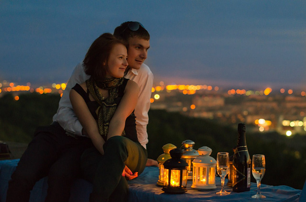 Романтическое свидание на крыше в Пензе. Ultra Подарки. Купить романтическое свидание на крыше в Пензе. Подарите самым близким незабываемые моменты и почувствуйте друг друга ещё ближе. Сервис UltraPodarki.ru 8 800 505 95 30. Романтическое свидание на крышев Пензе, свидание на крышев Пензе, свидание, сертификат на свидание на крыше, сертификат на свидание в Пензе, купить свидание на крыше, купить свидание Пенза