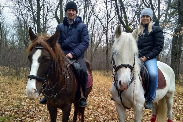 Конная прогулка для двоих в Пензе. Подарочные сертификаты Ultra Подарки. Купить оригинальный подарок или подарочный сертификат на Конная прогулка для двоих в Пензе. Сервис UltraPodarki.ru 8-800-505-9530. Катание на лошадях, Прогулка на лошади, Прогулка на лошадях для двоих, Конная прогулка для двоих, конный клуб, Конный клуб Гиппа, конная прогулка, конная прогулка в Пензе