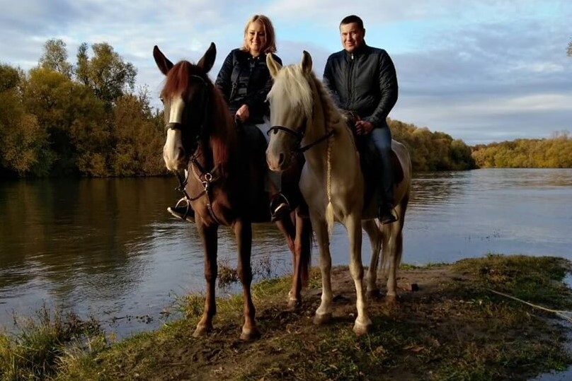 прогулка вдоль реки на двух лошадях